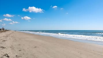 Playa en los alrededores, camastros y toallas de playa