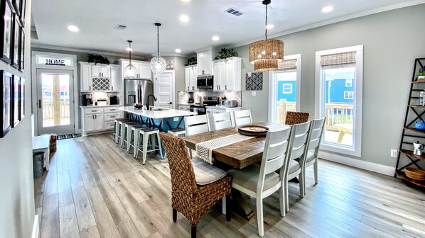 Dining - Luxury, 7-Person HotTub, FirePit, Dogs, Arcade, Games, Beach Access, Family Fun! (Crystal Beach)