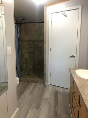Dusche, Handtücher, Toilettenpapier