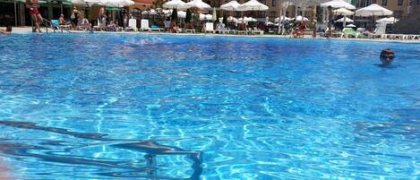 Una piscina al aire libre