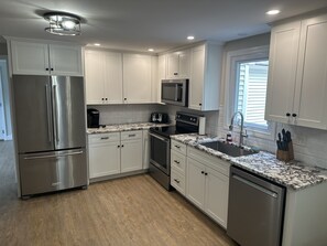 Fridge, microwave, oven, stovetop - BEAUTIFUL HOME MINUTES TO OCEAN
NOW BOOKING FOR 2026 (Narragansett)