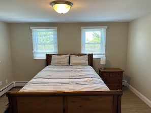 5 bedrooms, free WiFi, bed sheets - BEAUTIFUL HOME MINUTES TO OCEAN
NOW BOOKING FOR 2026 (Narragansett)