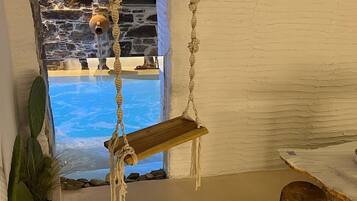 Een binnenzwembad, een verwarmd zwembad