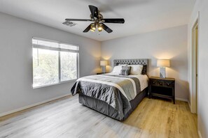 6 Schlafzimmer, Schreibtisch, Bügeleisen/Bügelbrett, Internetzugang