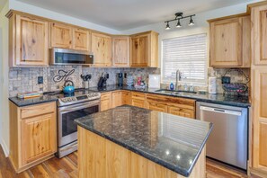 Fridge, microwave, stovetop, dishwasher - Lyles Peaceful Creekside Home: Hot Tub & Fire Pit (Lyles)