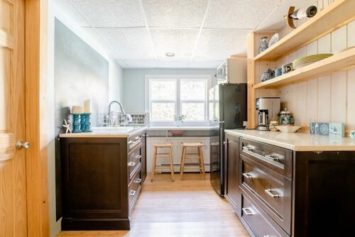 Walk to beaches, private apartment w/ private bath