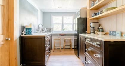 Walk to beaches, private apartment w/ private bath