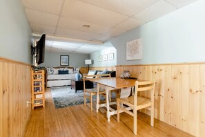 Dining - Walk to beaches, private apartment w/ private bath (Cape Elizabeth)