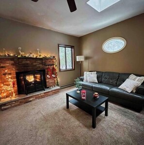 Una Smart TV, una chimenea