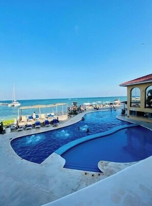 Una piscina al aire libre