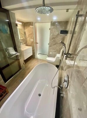 Een douche, handdoeken, toiletpapier
