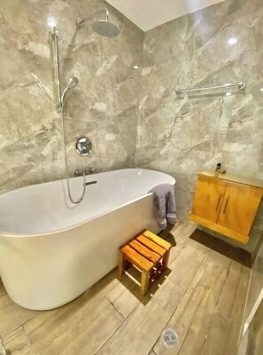 Een douche, handdoeken, toiletpapier