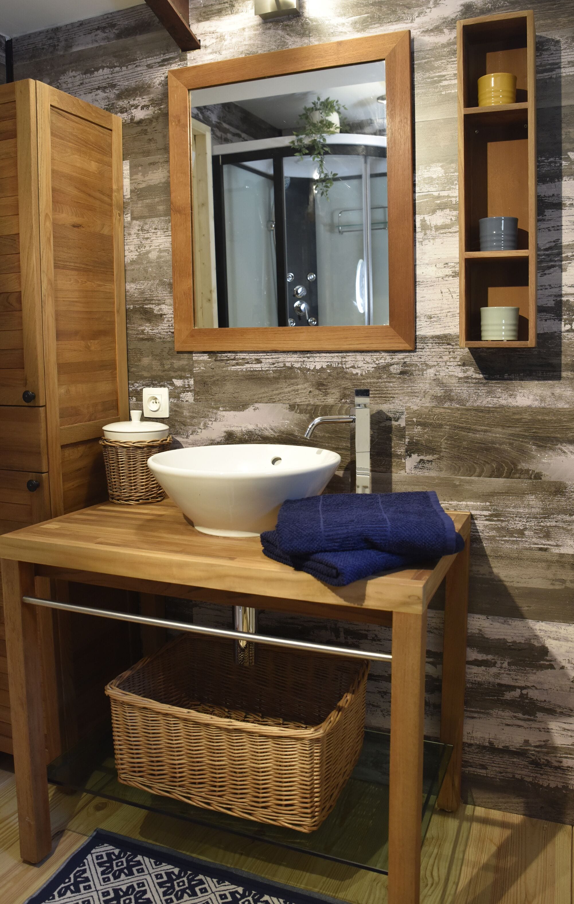 Suihku, hiustenkuivaaja, pyyhkeet, saippua