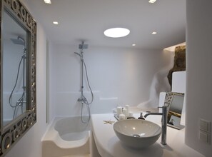 Shower, hair dryer, towels - ISholidays Mykonos Suite Ruby (Tourlos)