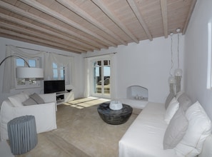 TV, fireplace