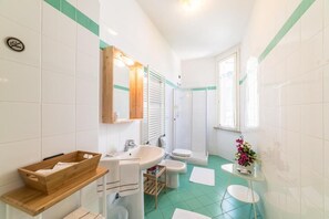 Vierpersoonskamer | Badkamer | Gratis toiletartikelen