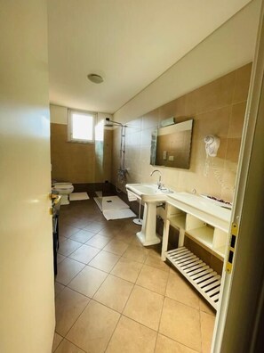 Habitación Deluxe doble | Baño | Artículos de higiene personal gratuitos