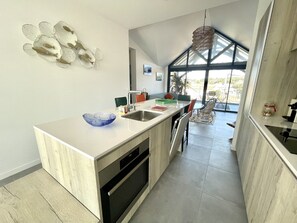 Kjøleskap, mikrobølgeovn, ovn og oppvaskmaskin