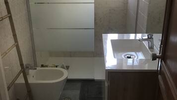 Haartrockner, Bidet, HandtĂŒcher, Seife