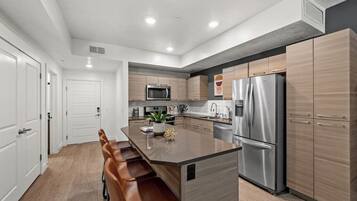 Refrigerador, microondas, horno y parrilla de estufa