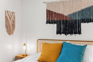 2 chambres, bureau, fer et planche à repasser, lit de bébé portatif