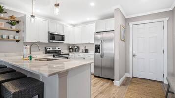 Refrigerador, microondas, horno y parrilla de estufa