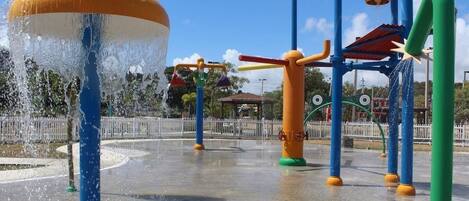 Un espace de jeux aquatiques comprenant diverses structures et une fontaine.