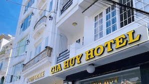 Un hotel llamado Gia Huy Hotel con un cartel sobre la entrada.