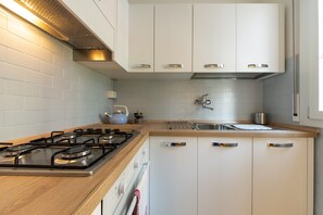 Apartment | Private kitchen | Full-size fridge, oven, stovetop, cookware/dishes/utensils - HouSmart Cimabue 1 (Bologna)
