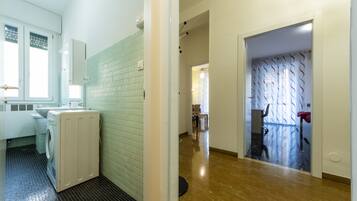 Kylpyamme, hiustenkuivaaja, bidee, pyyhkeet