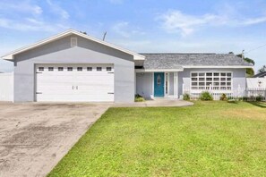 Exterior - Apollo Beach Waterfront Pool Oasis (Apollo Beach)