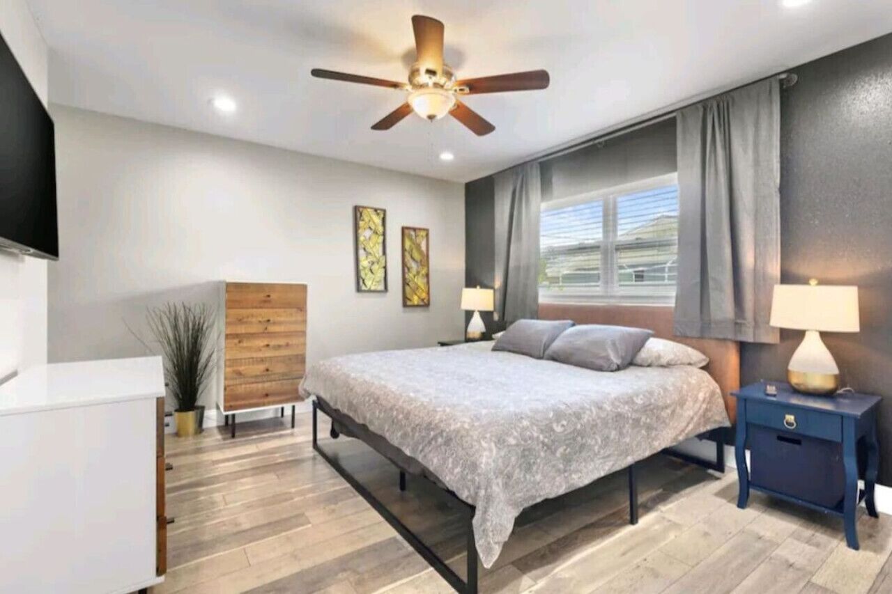 2 habitaciones, escritorio y tabla de planchar con plancha 