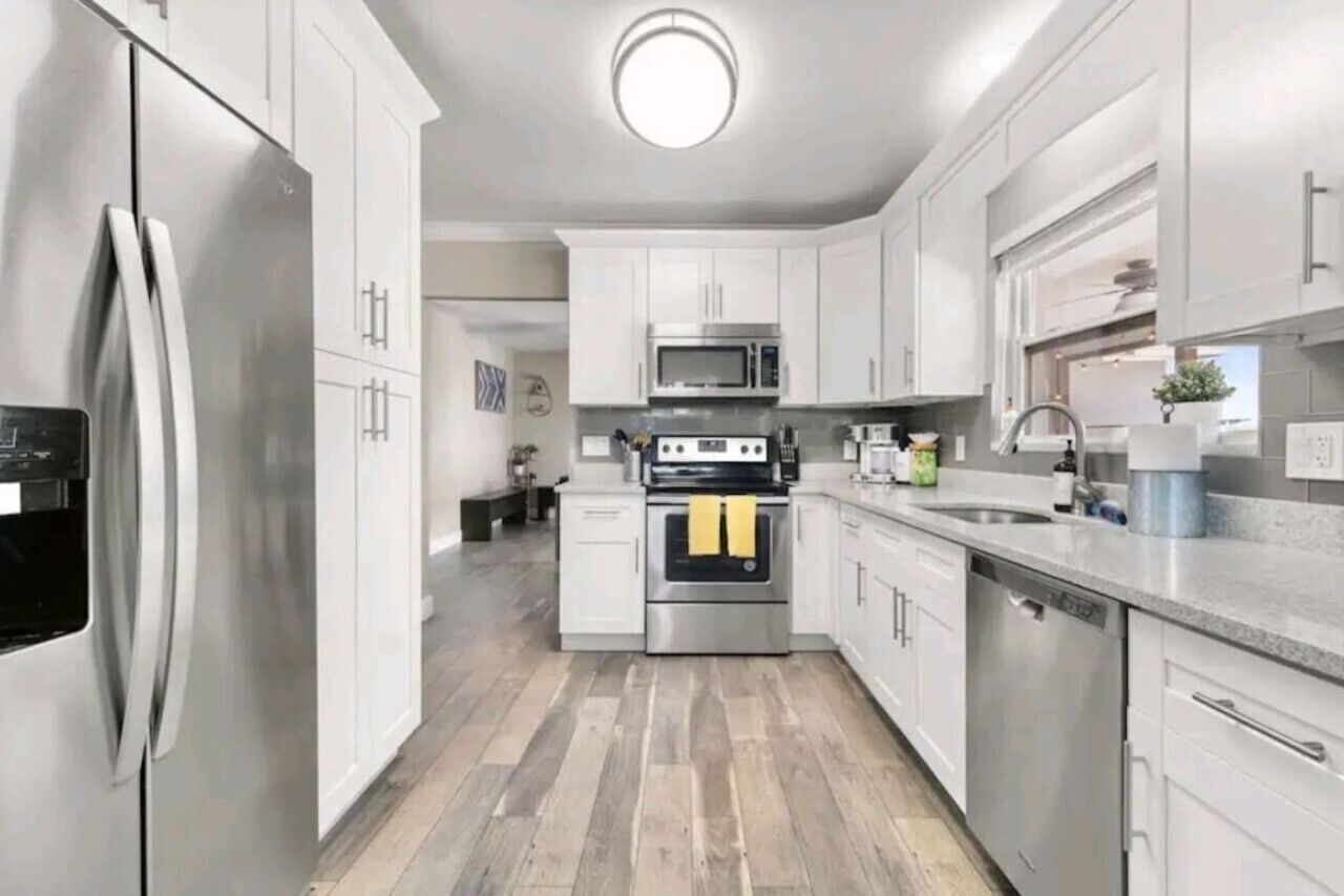 Refrigerador, microondas, horno y parrilla de estufa 