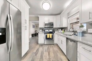 Fridge, microwave, oven, stovetop - Apollo Beach Waterfront Pool Oasis (Apollo Beach)