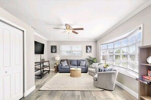 TV, fireplace, ping pong - Apollo Beach Waterfront Pool Oasis (Apollo Beach)