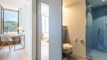 Habitación doble, Terraza | Baño | Regadera, regadera tipo lluvia, amenidades de baño gratuitas