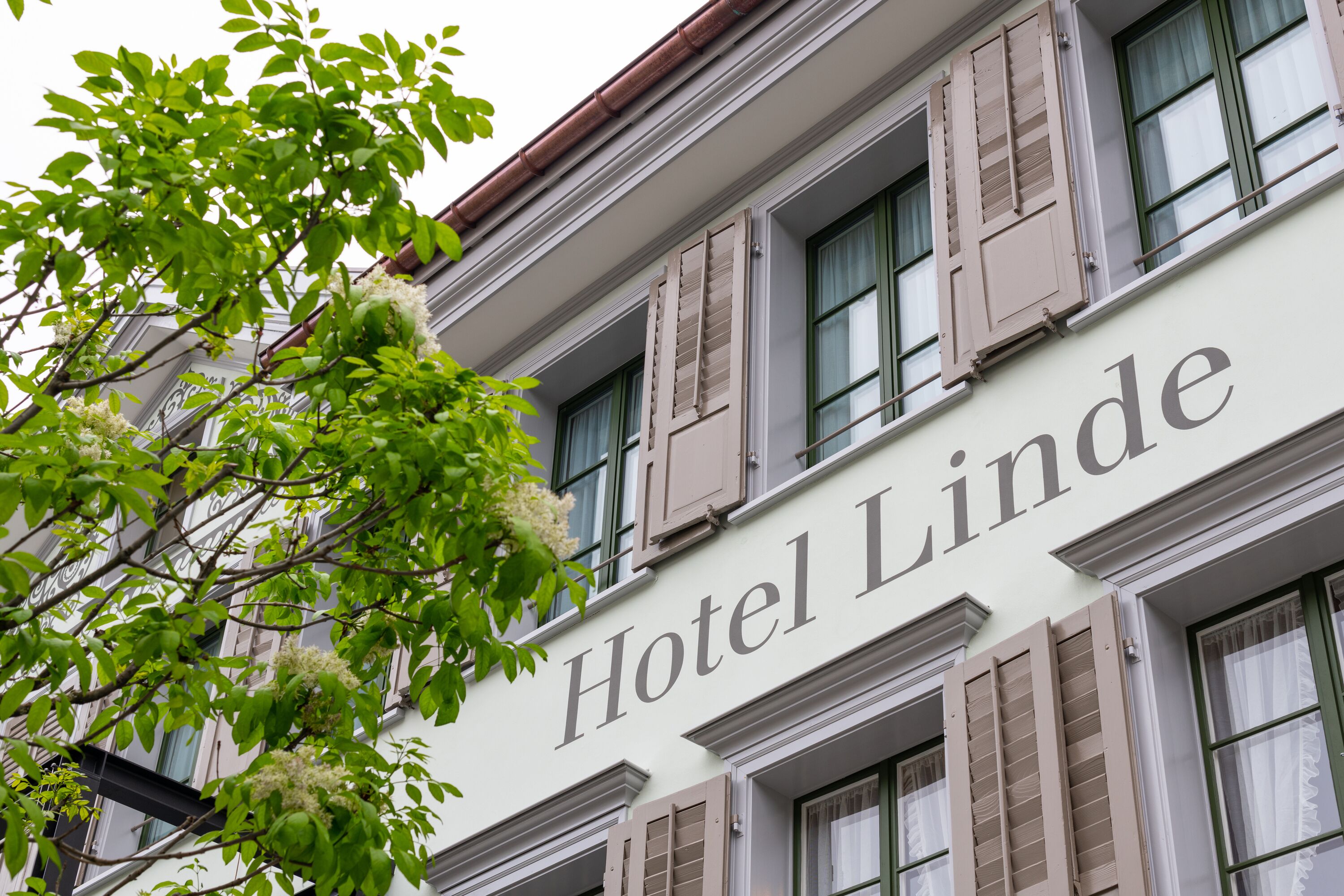 Ein Gebäude mit der Aufschrift "Hotel Linde", das ein Hotel kennzeichnet.