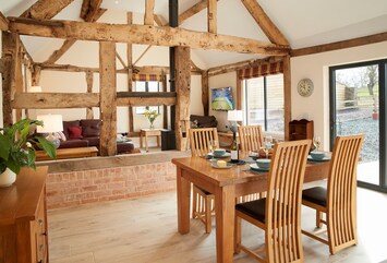 Evenwood Gables, Shropshire: Dining area with table and seating for four guests