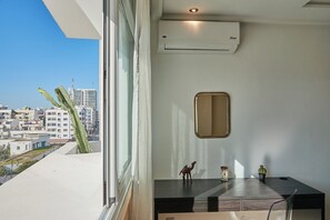 ファミリー アパートメント | リビング エリア | 45 インチのスマートテレビ (衛星放送視聴可)、テレビ