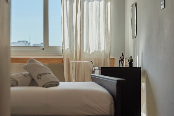 1 habitación, tabla de planchar con plancha, wifi gratis y ropa de cama