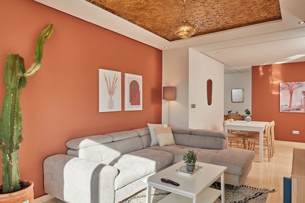 Royal Apartment | Ruang tamu | 45 inci sebuah televisyen pintar dengan satelit, TV