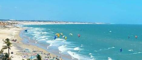 Playa en los alrededores, playa de arena blanca, camastros y sombrillas