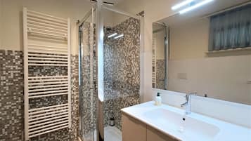 Apartment | Badezimmer | Dusche, Regendusche, Bidet, Seife
