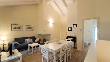 Apartment | Wohnbereich | 40-Zoll-Flachbildfernseher mit Kabelempfang, Fernseher