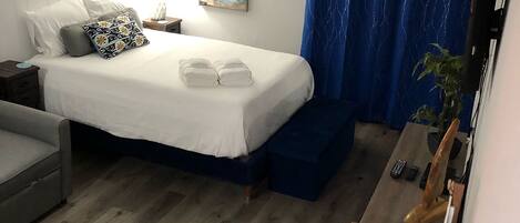 1 habitación, escritorio, wifi gratis y ropa de cama