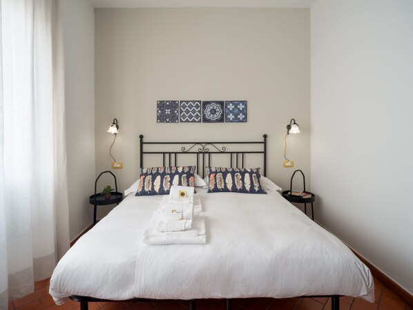 Standard Triple Room | Hypo-allergenic bedding, down duvets, desk, laptop workspace - B&B Antica Posta (Florence)