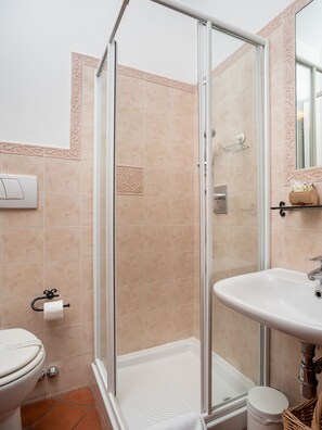 Dusche, kostenlose Toilettenartikel, Haartrockner, Bidet
