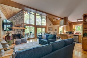 Living area - Water's Edge - Loved Tim's Ford Lakefront Home (Winchester)