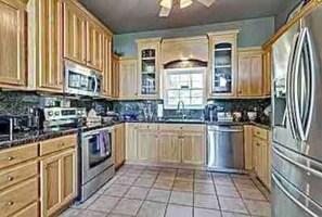 Private kitchen - Clearview Cove Lakefront Getaway - Tim’s Ford Lake (Winchester)