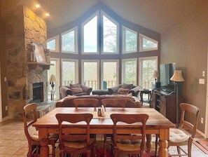 Living area - Clearview Cove Lakefront Getaway - Tim’s Ford Lake (Winchester)